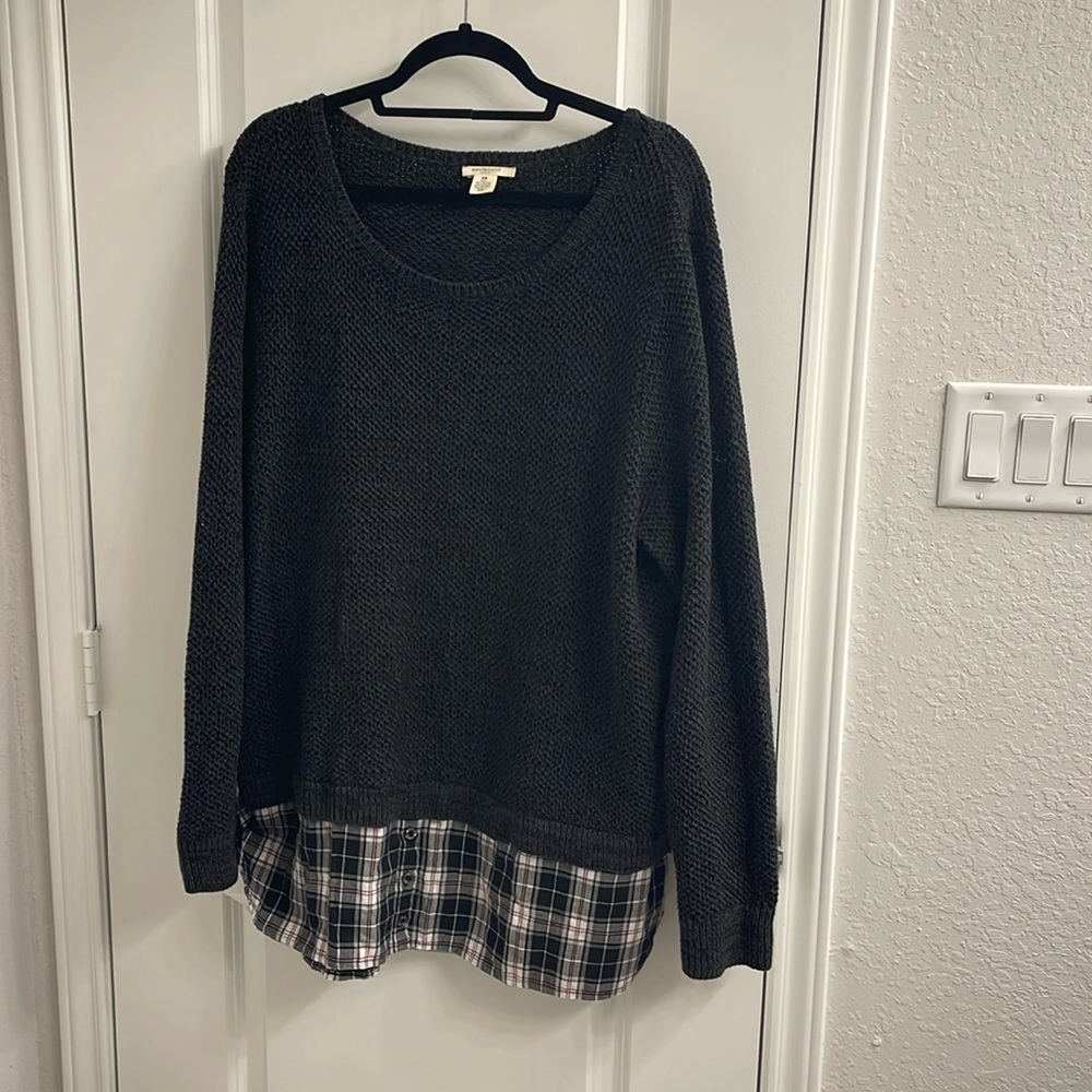 Gray knit sweater with plaid detail